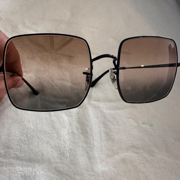 Ray-Ban Women’s RB1971 Square Sunglasses – Timeless Retro Elegance